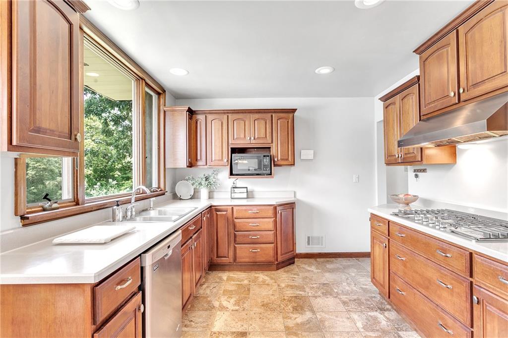 2041 Reis Run Road Pittsburgh, PA 15237 - Photo 11 of 24 Gallery Image 11