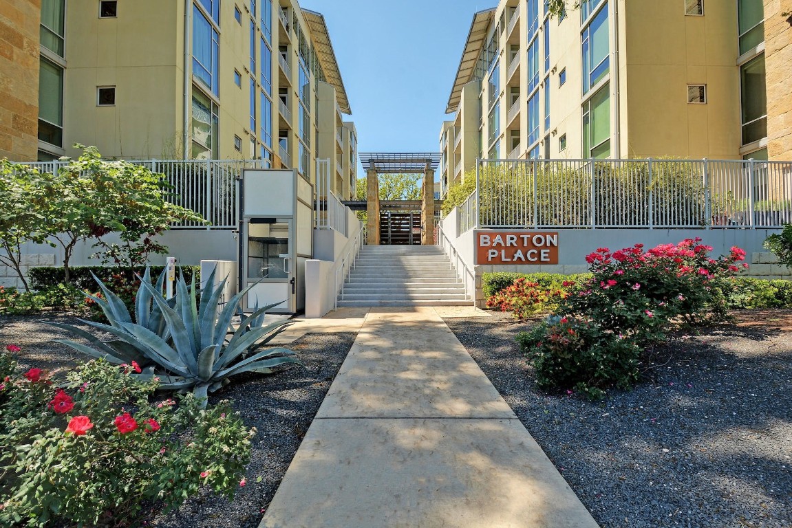 a view of a pathway along the building