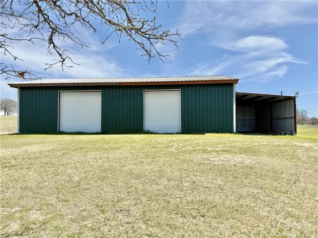 a view of a big room with garage