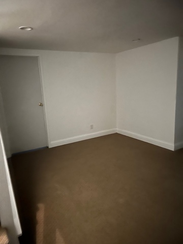 249 Shadow Bend Drive, Unit 249 Wheeling, IL 60090 - Photo 16 of 17 an empty room with a window