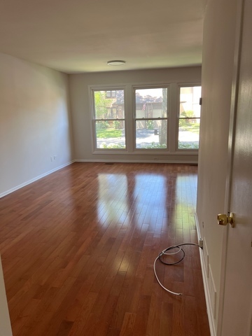 249 Shadow Bend Drive, Unit 249 Wheeling, IL 60090 - Photo 3 of 17 an empty room with windows