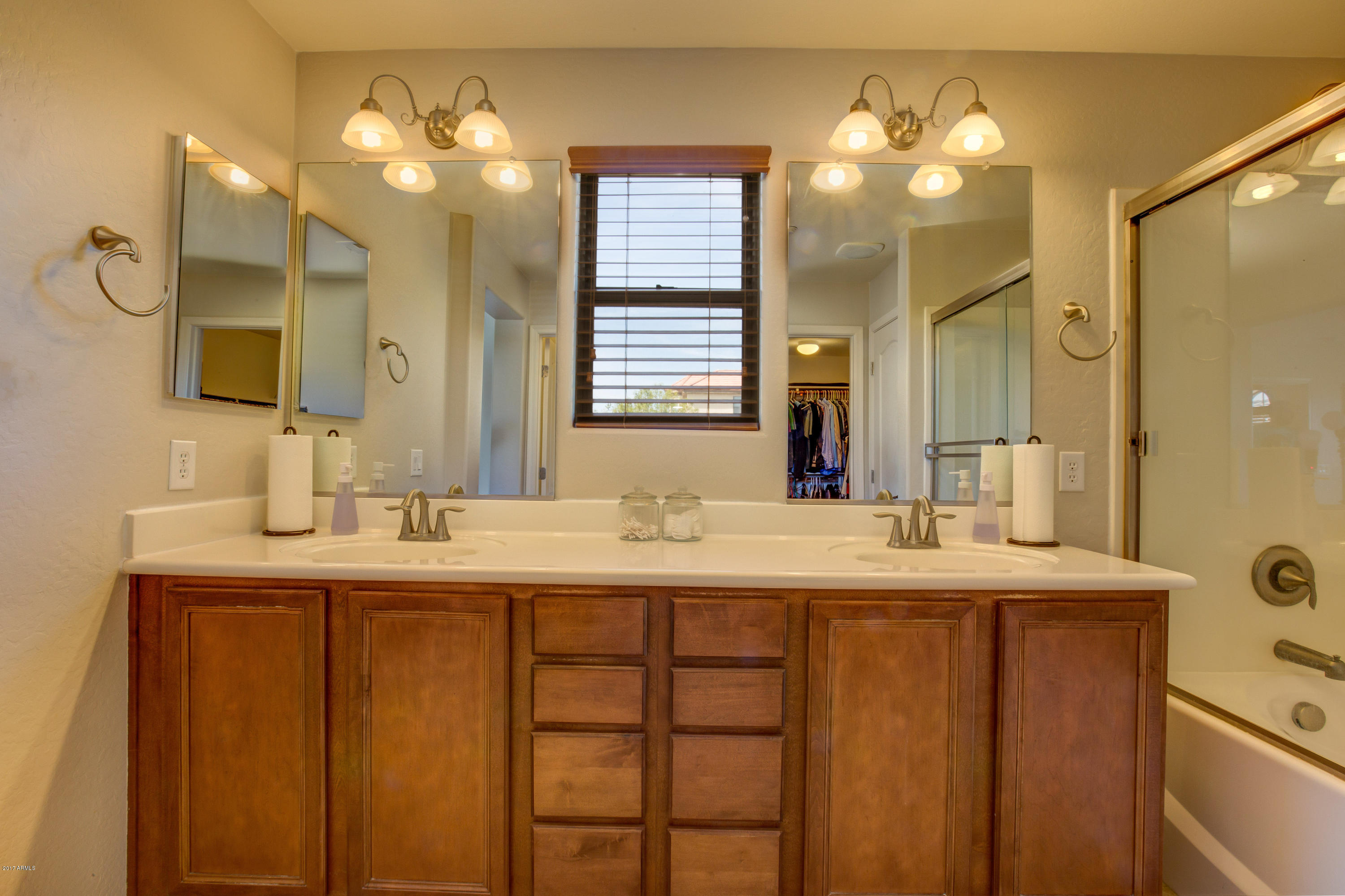 1712 South Martingale Road Gilbert, AZ 85295 - Photo 17 of 31 Light and Bright