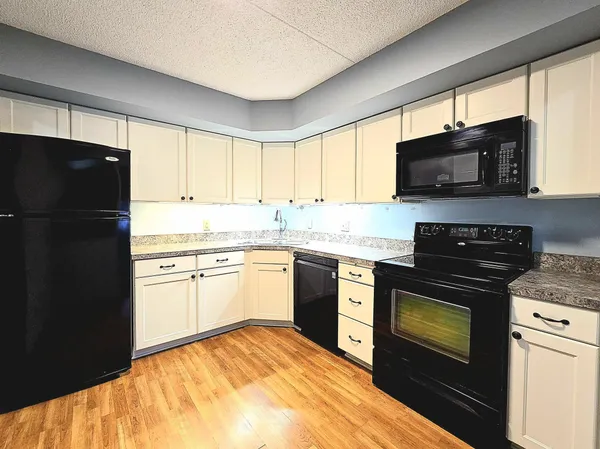 $159,900 | 2455 Londin Lane East, Unit 117, Maplewood, MN 55119