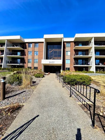 $159,900 | 2455 Londin Lane East, Unit 117, Maplewood, MN 55119