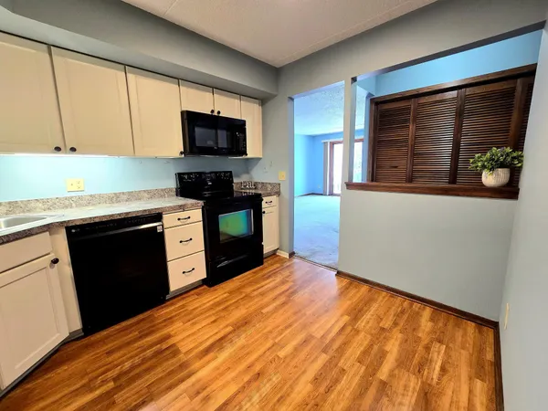 $159,900 | 2455 Londin Lane East, Unit 117, Maplewood, MN 55119