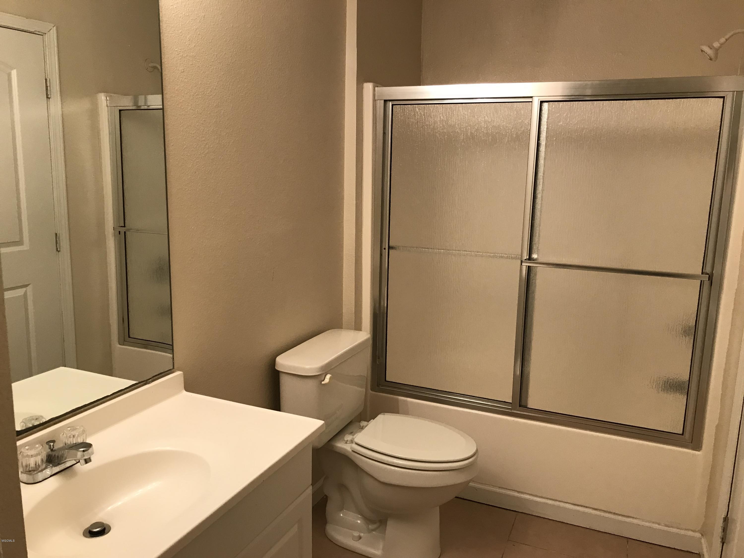 4404 Brodie Road D'Iberville, MS 39540 - Photo 12 of 16 guest bath