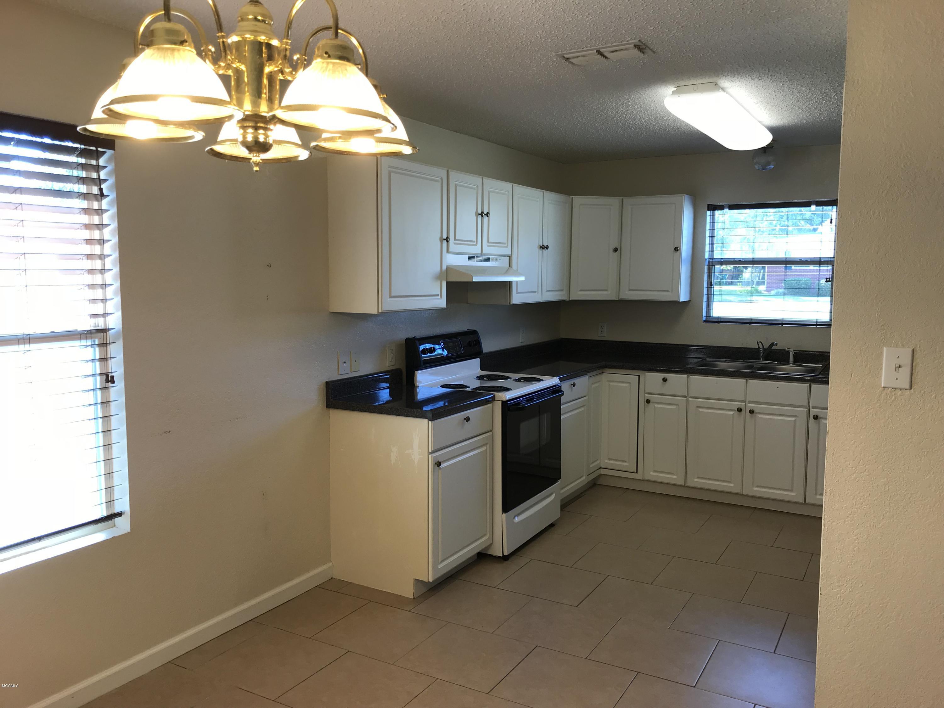 4404 Brodie Road D'Iberville, MS 39540 - Photo 6 of 16 kitchen