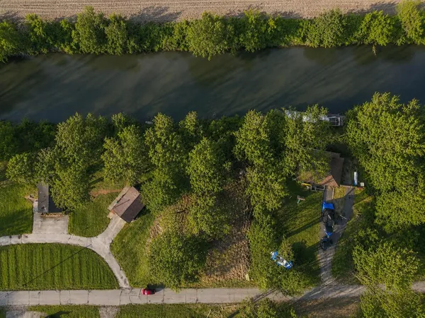 an aerial view of a house having lake view