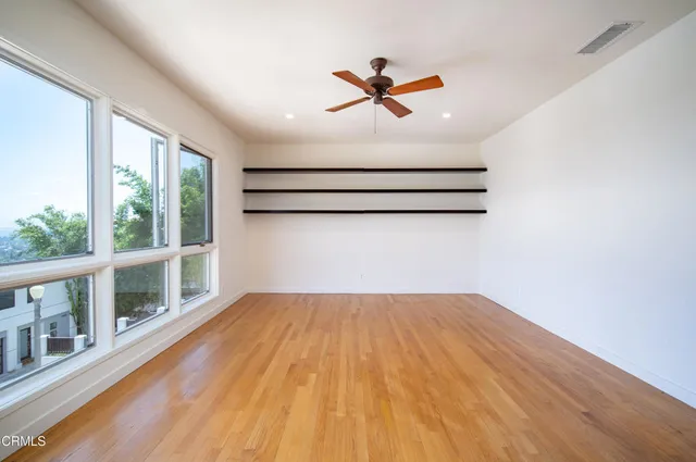 a view of entryway and patio