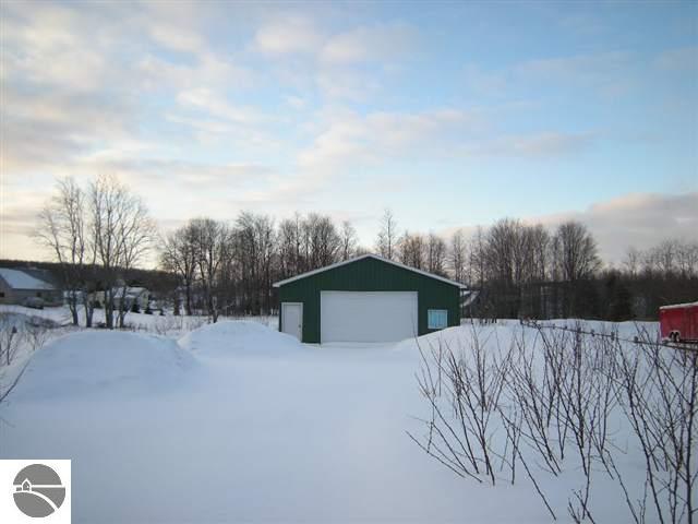 2096 East Potter Road Traverse City, MI 49696 - Photo 4 of 6 1702077-3.JPG