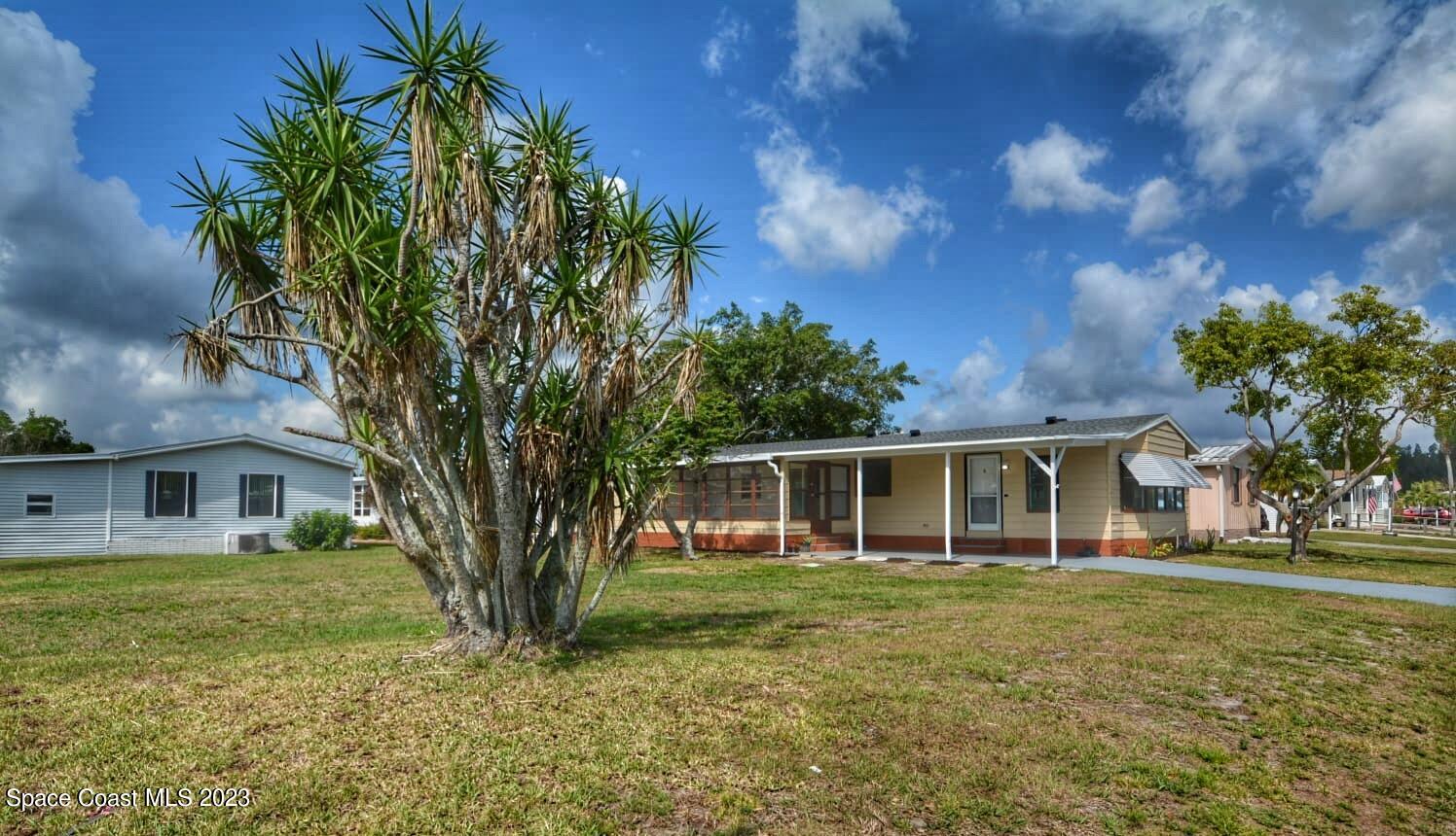 313 Kiwi Drive Sebastian, FL 32976 - Photo 4 of 31 a house view with a garden space