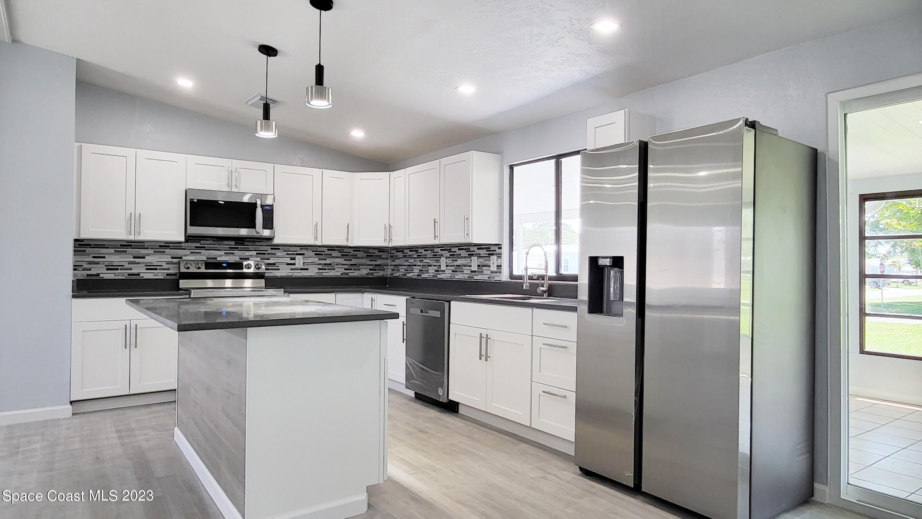 313 Kiwi Drive Sebastian, FL 32976 - Photo 10 of 31 Kitchen