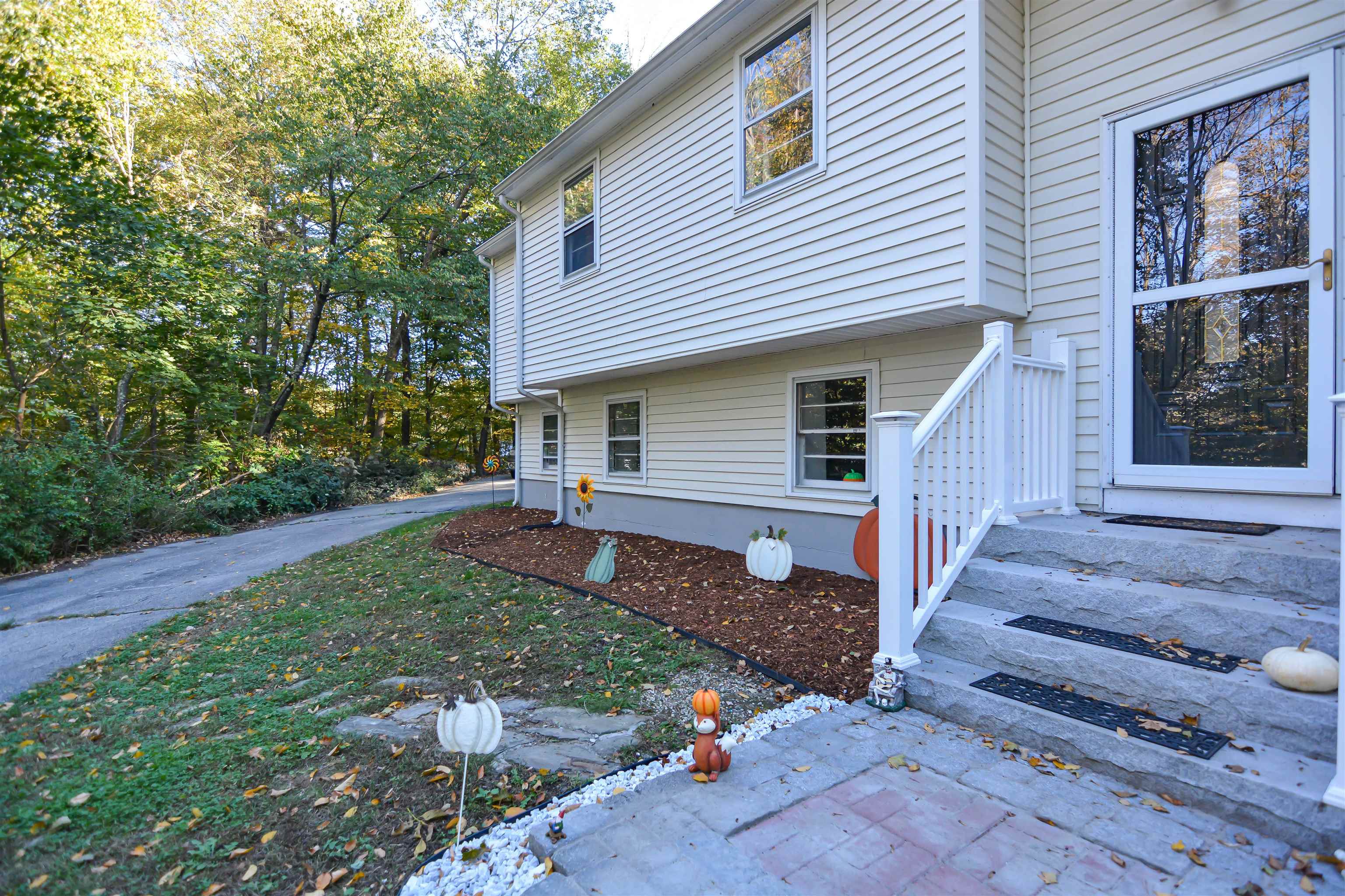 183 Chester Road Derry, NH 03038 - Photo 3 of 59