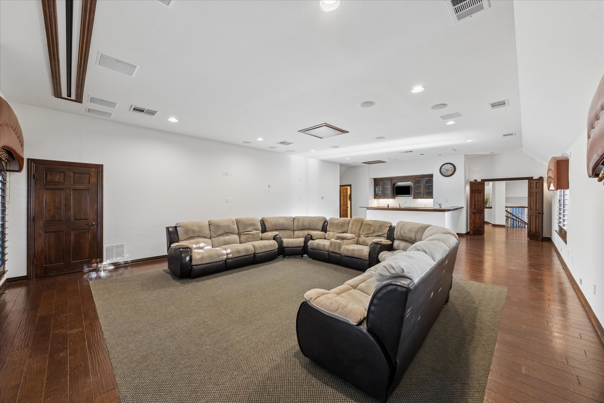 11805 Ranchview Court Austin, TX 78732 - Photo 21 of 36 Spacious entertainment area featuring wood-finish flooring, recessed lighting, and a built-in wet bar with a countertop