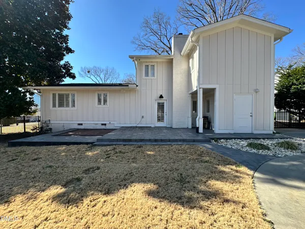 a view of a house with backyard and sitting area