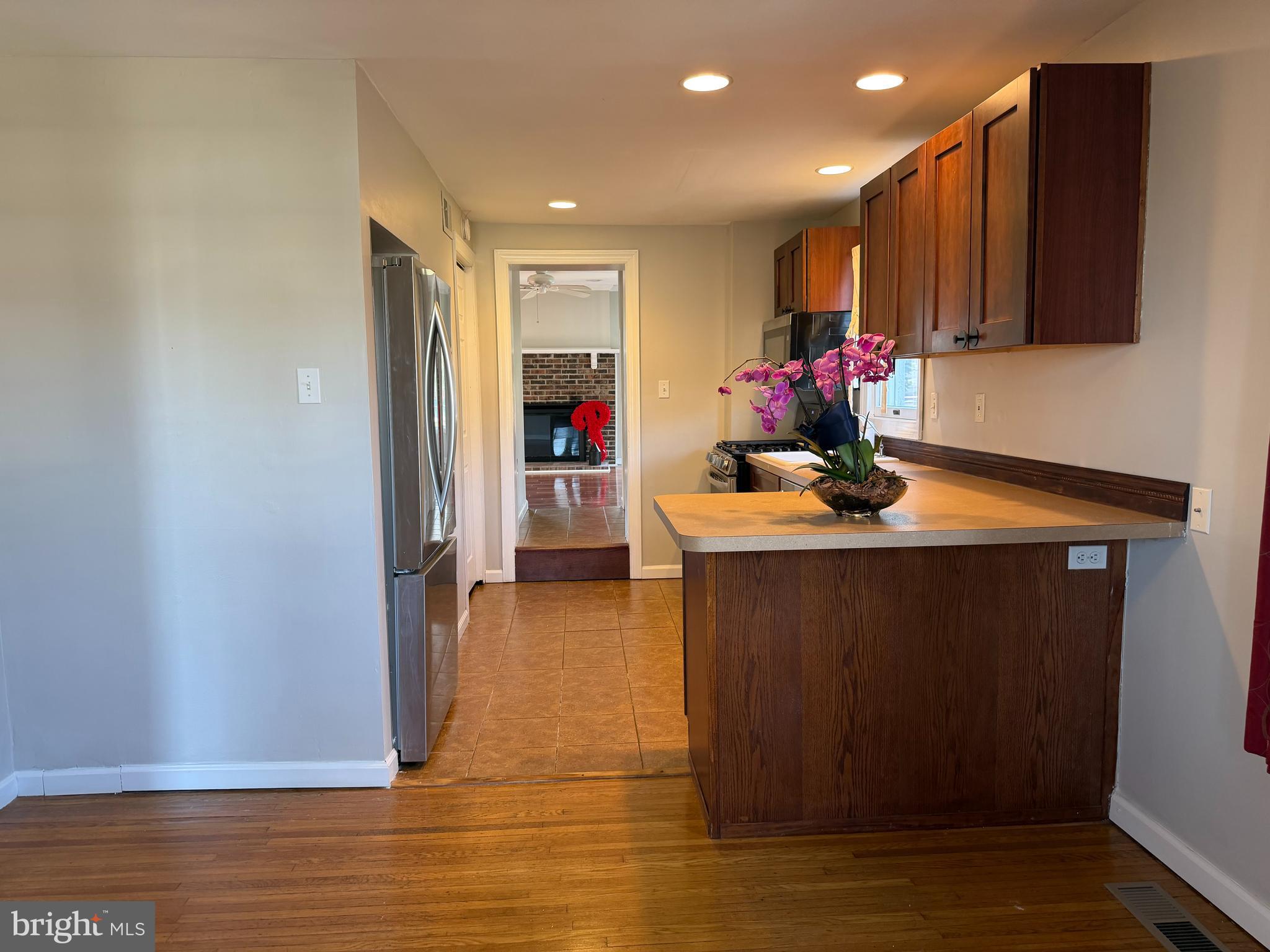877 Quaint Street Secane, PA 19018 - Photo 12 of 35 Kitchen Breakfast Counter