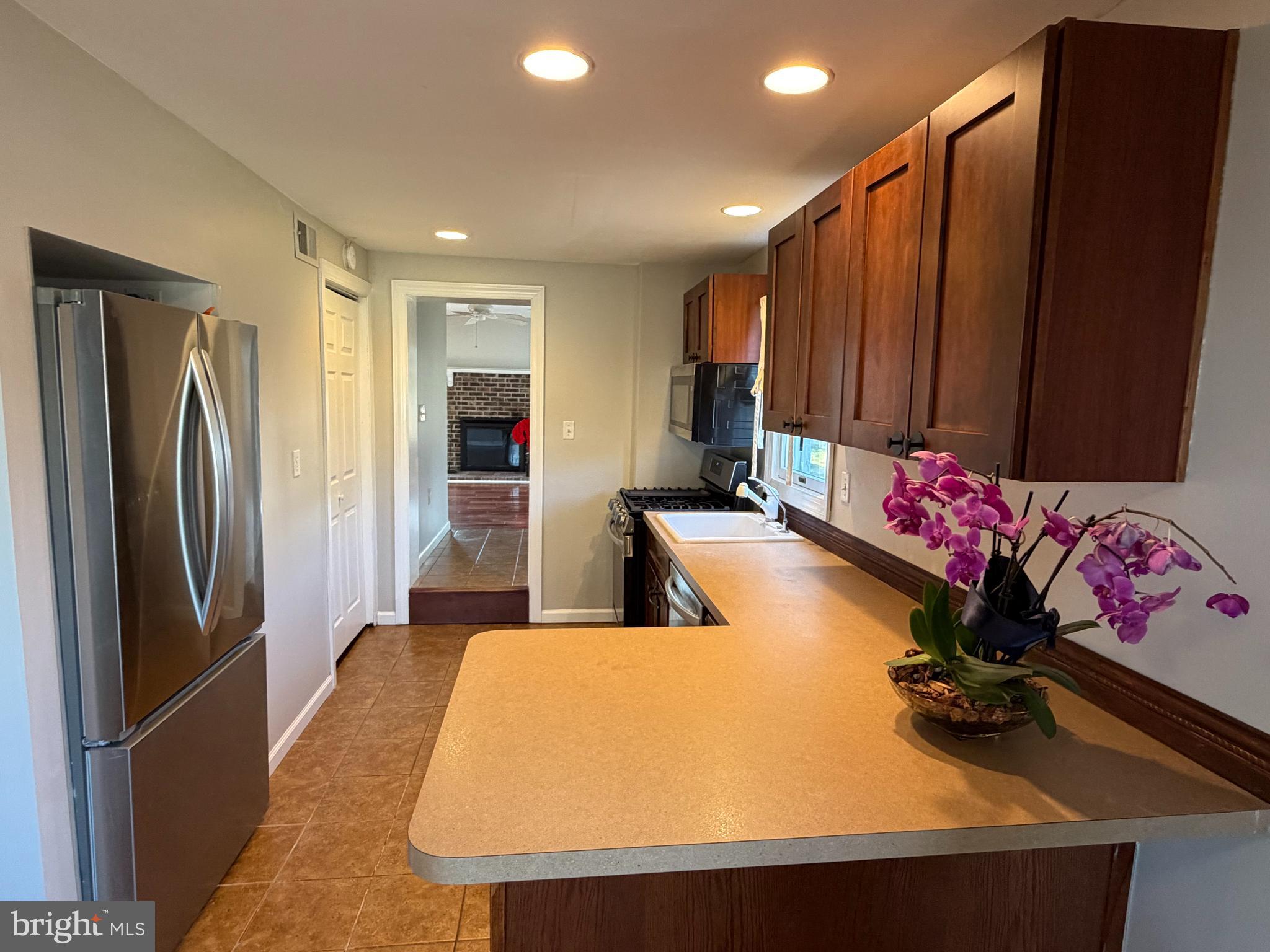 877 Quaint Street Secane, PA 19018 - Photo 13 of 35 Kitchen