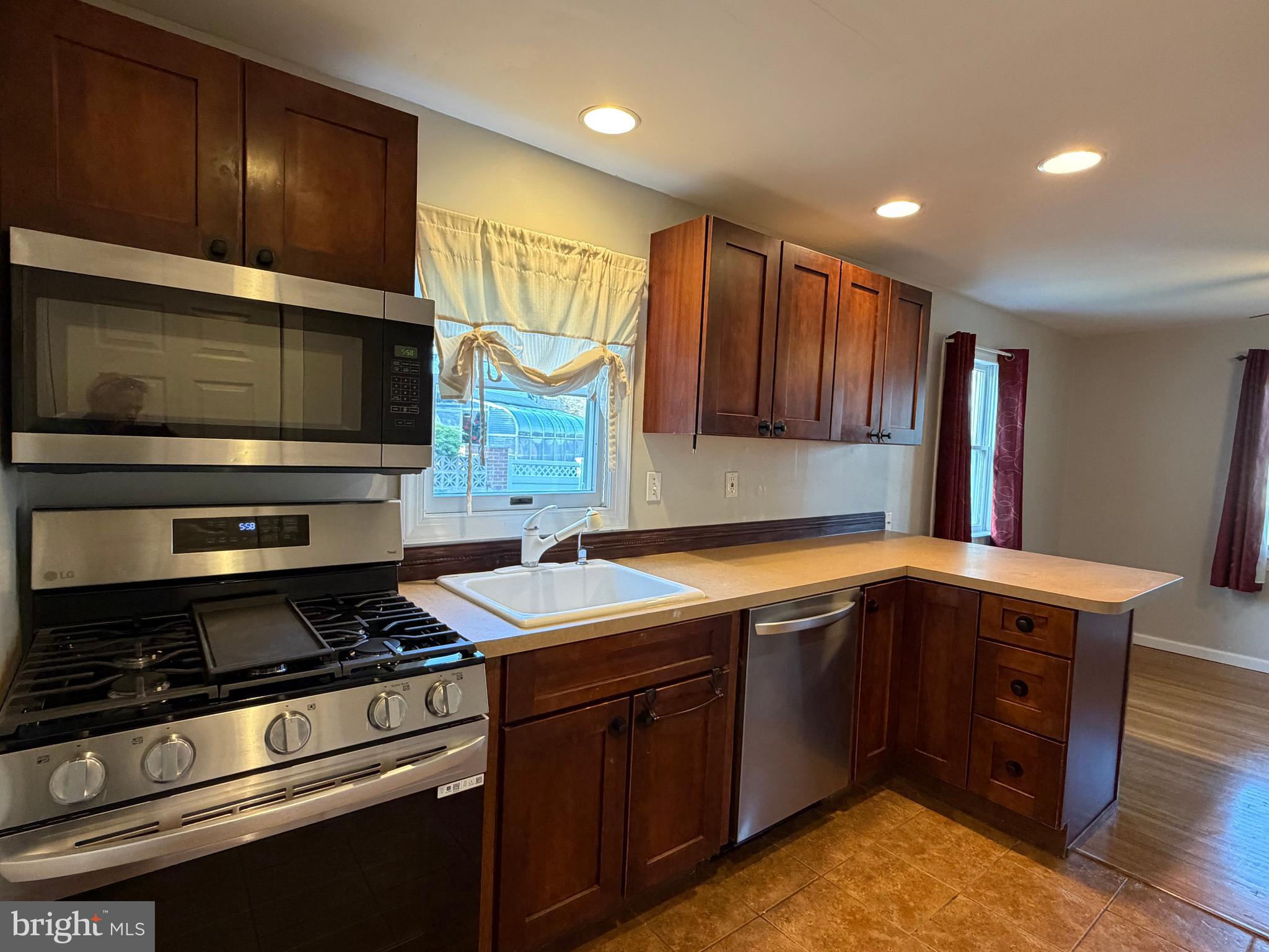 877 Quaint Street Secane, PA 19018 - Photo 15 of 35 Stainless Steel Appliances