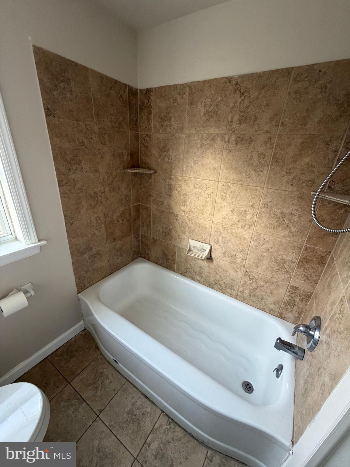 877 Quaint Street Secane, PA 19018 - Photo 22 of 35 Bathroom/Tub