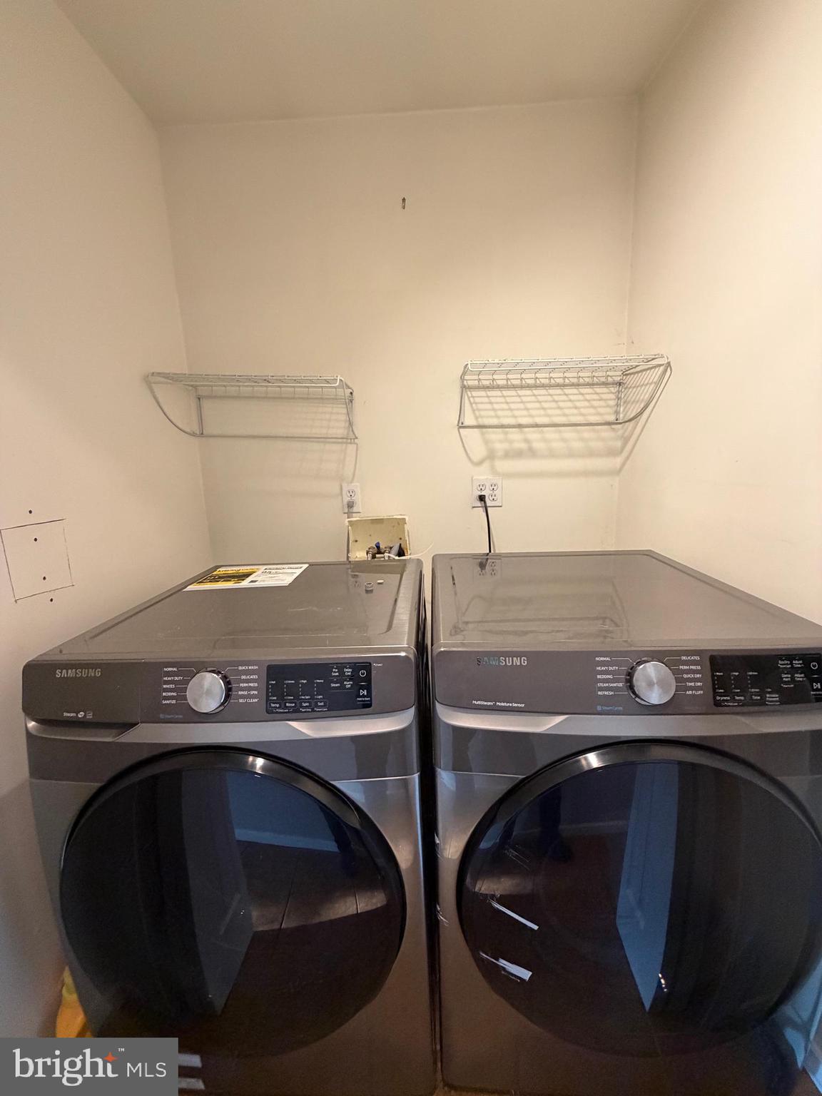 877 Quaint Street Secane, PA 19018 - Photo 35 of 35 Front end Loader Washer/Dryer