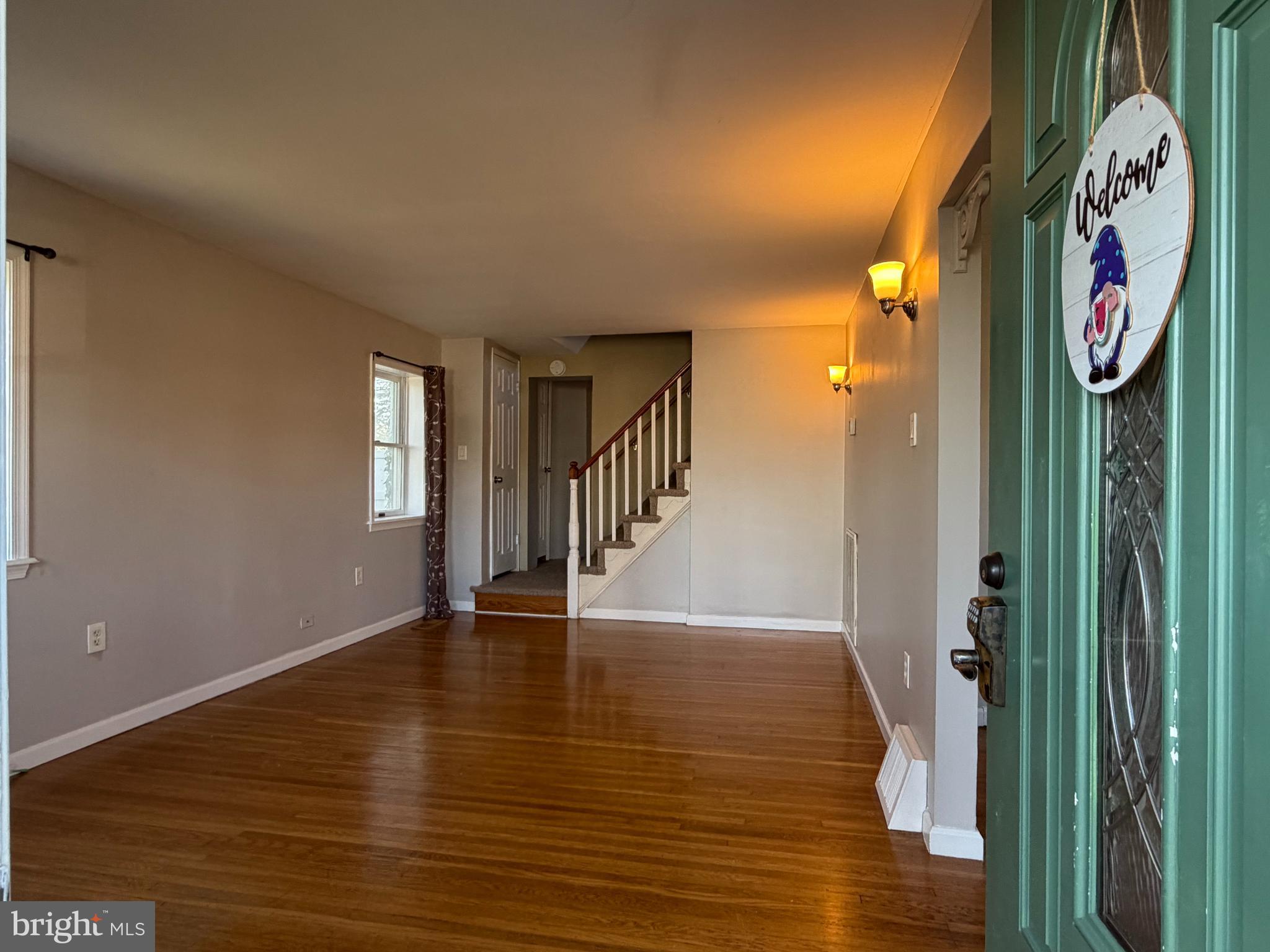877 Quaint Street Secane, PA 19018 - Photo 5 of 35 Living Room