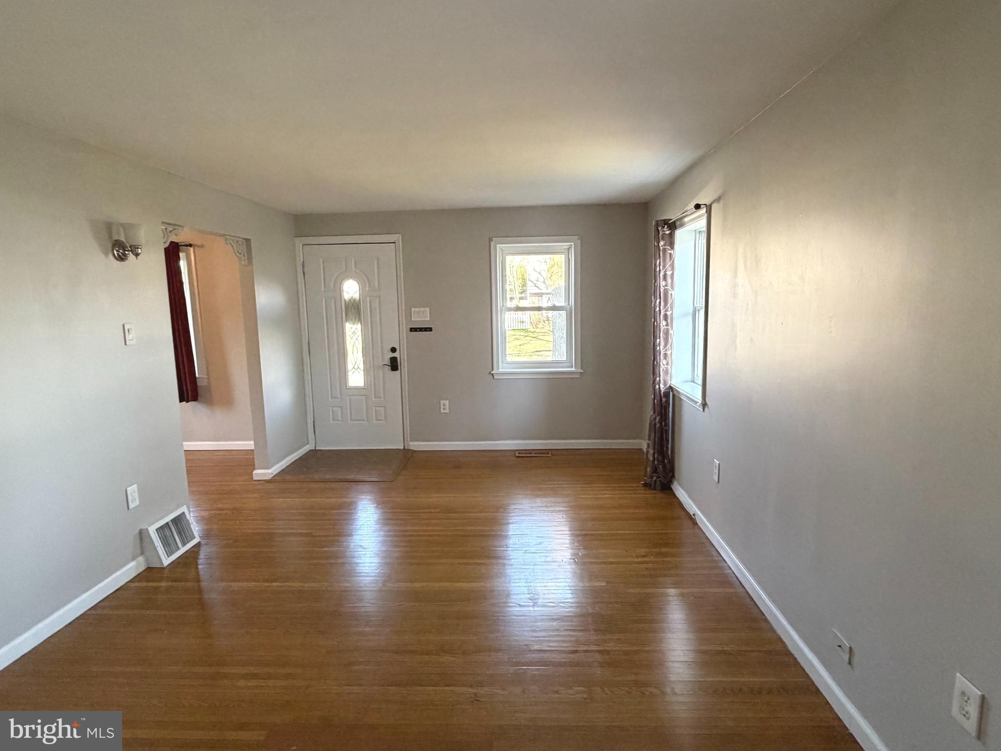 877 Quaint Street Secane, PA 19018 - Photo 6 of 35 Living Room