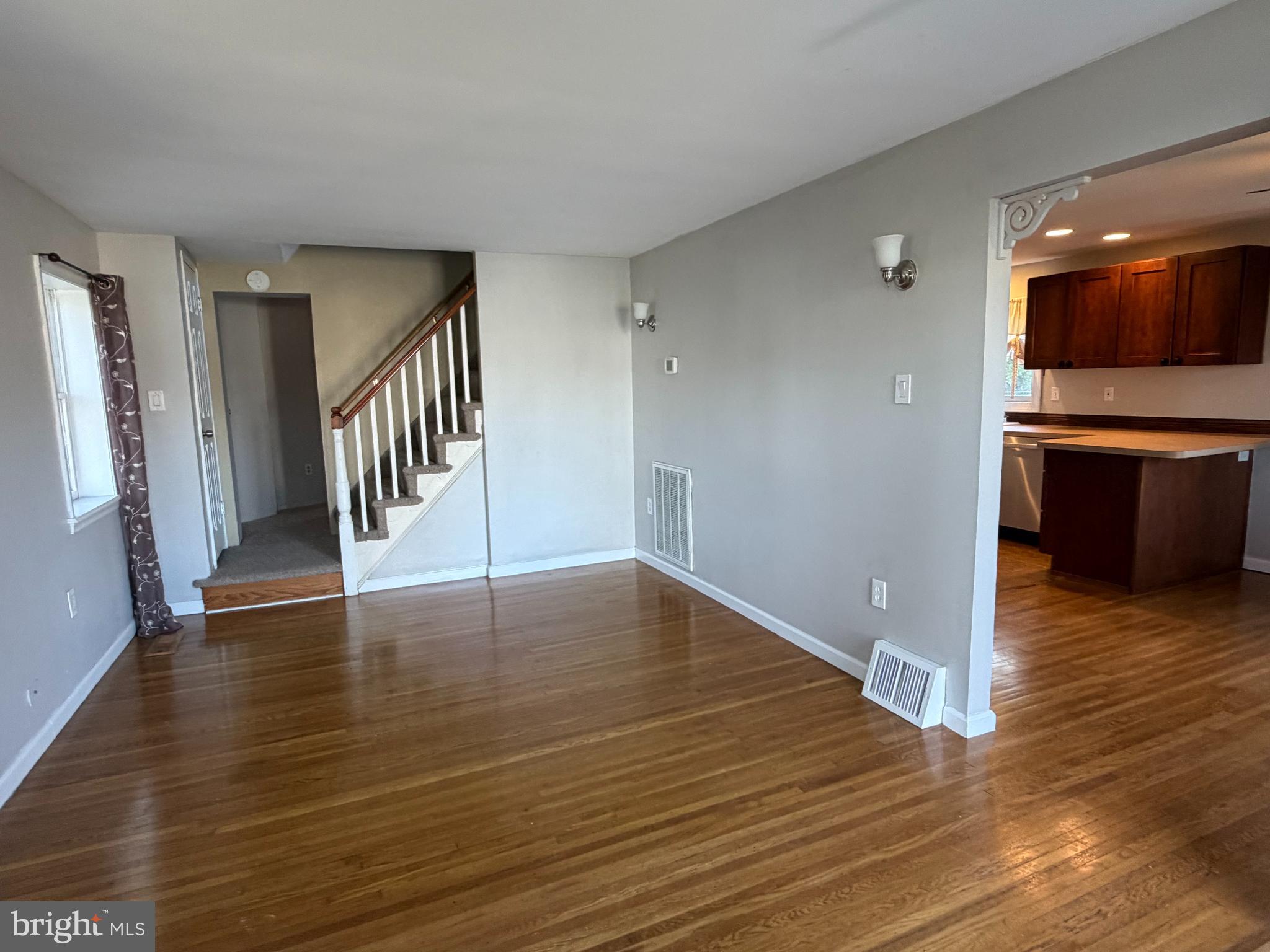 877 Quaint Street Secane, PA 19018 - Photo 7 of 35 Living Room