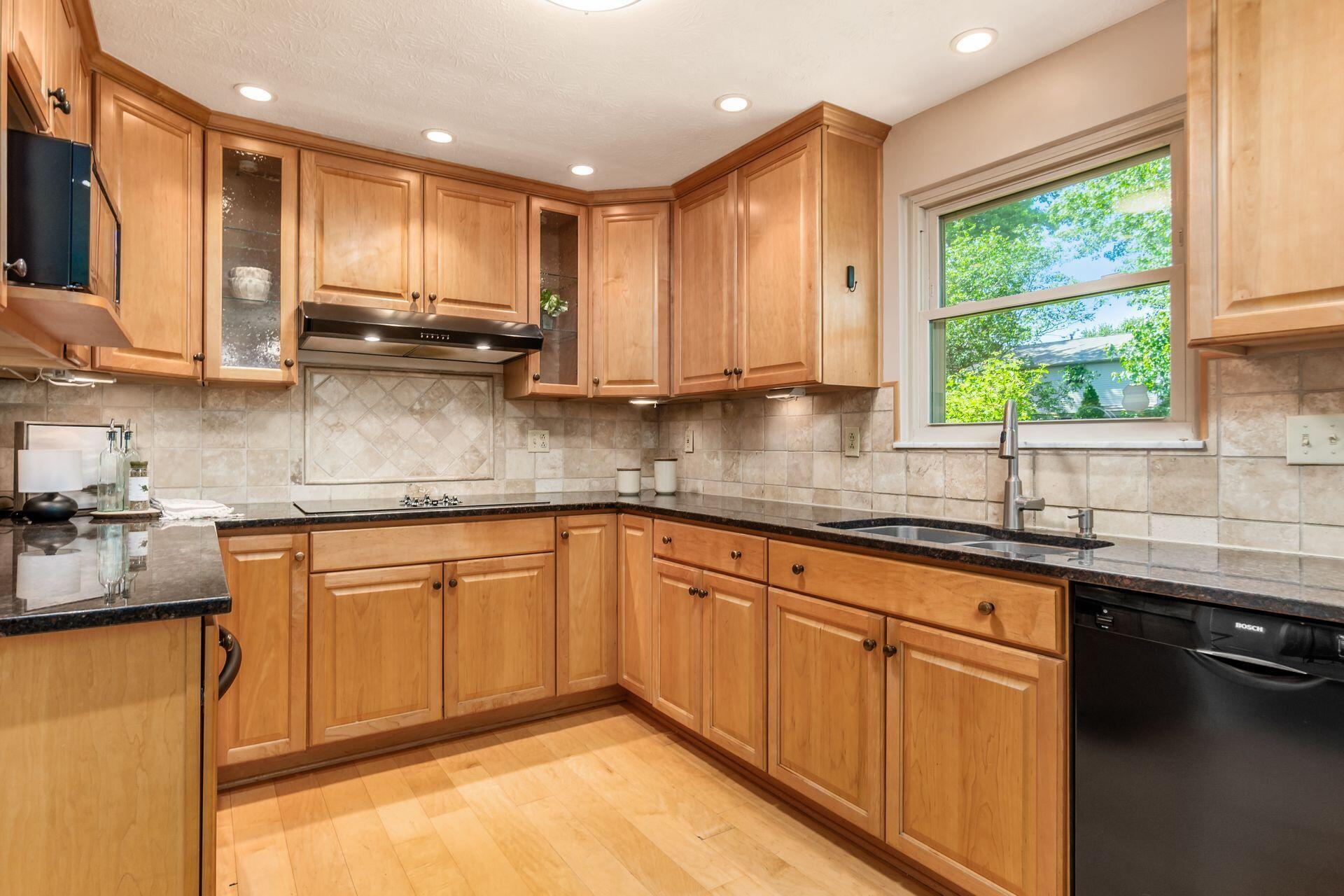 2400 Willis Road Dublin, OH 43016 - Photo 8 of 36 Kitchen