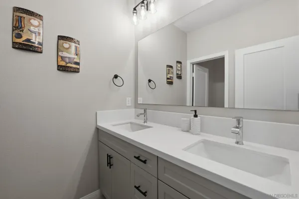 $910,000 | 1700 Vly Oak Way, Oceanside, CA 92056