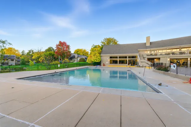 $340,000 | 294 Mallard Point, Unit A, Lake Barrington, IL 60010