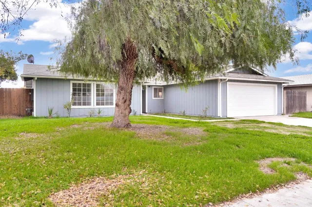 $359,900 | 14853 West Stanislaus Avenue, Kerman, CA 93630