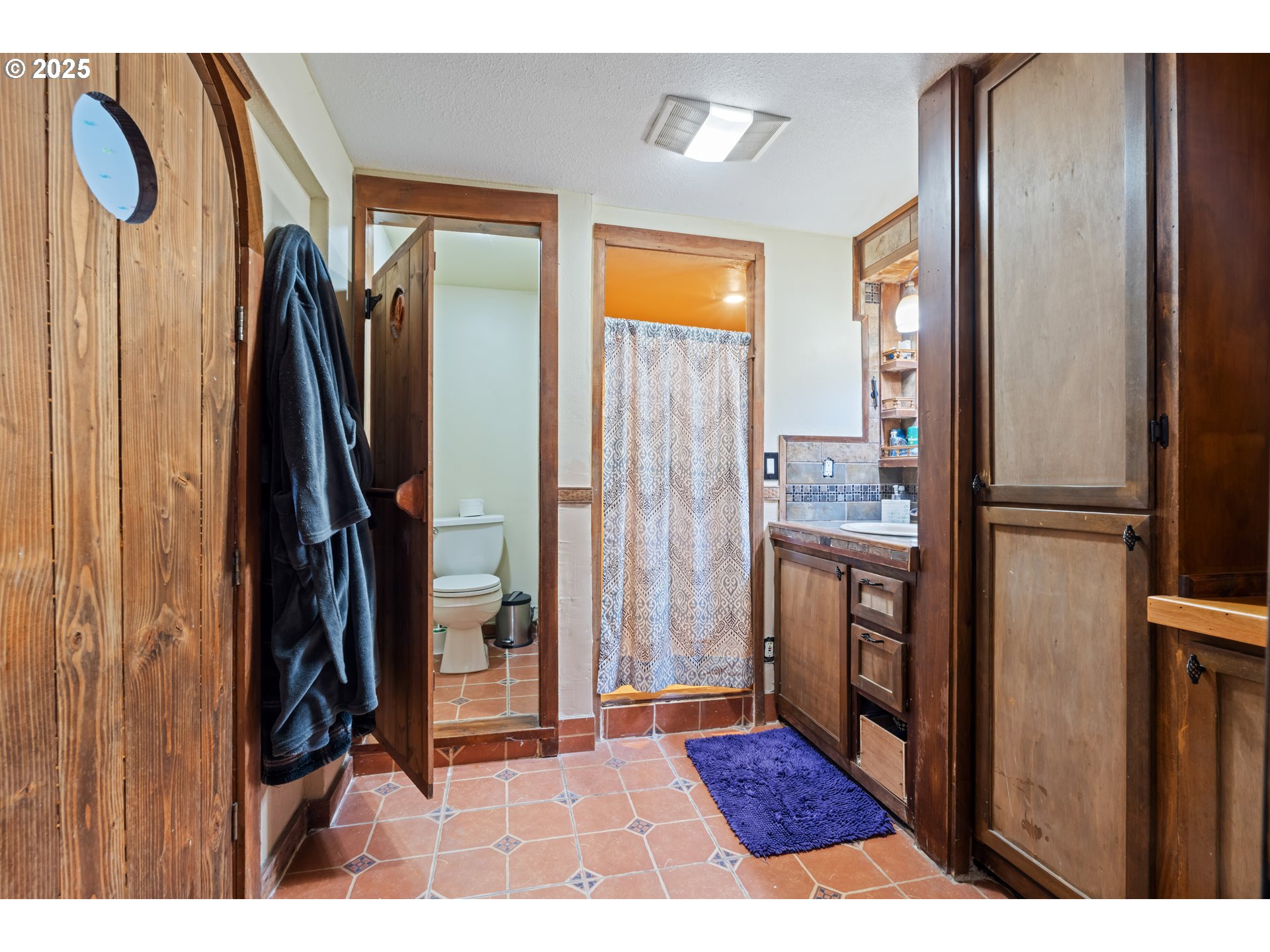 1416 East 14th Street The Dalles, OR 97058 - Photo 20 of 27 a picture of a bathroom