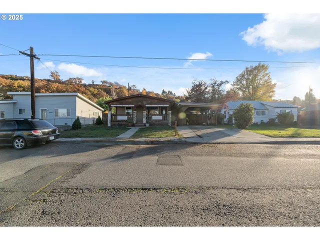 $415,000 | 1416 East 14th Street, The Dalles, OR 97058