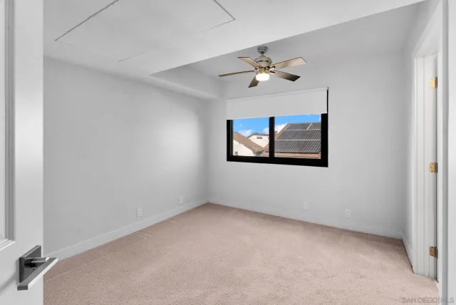 a view of empty room with a ceiling fan
