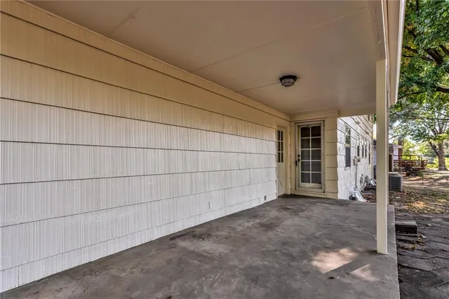 $292,000 | 3300 North Chippewa Drive, Kansas City, MO 64116