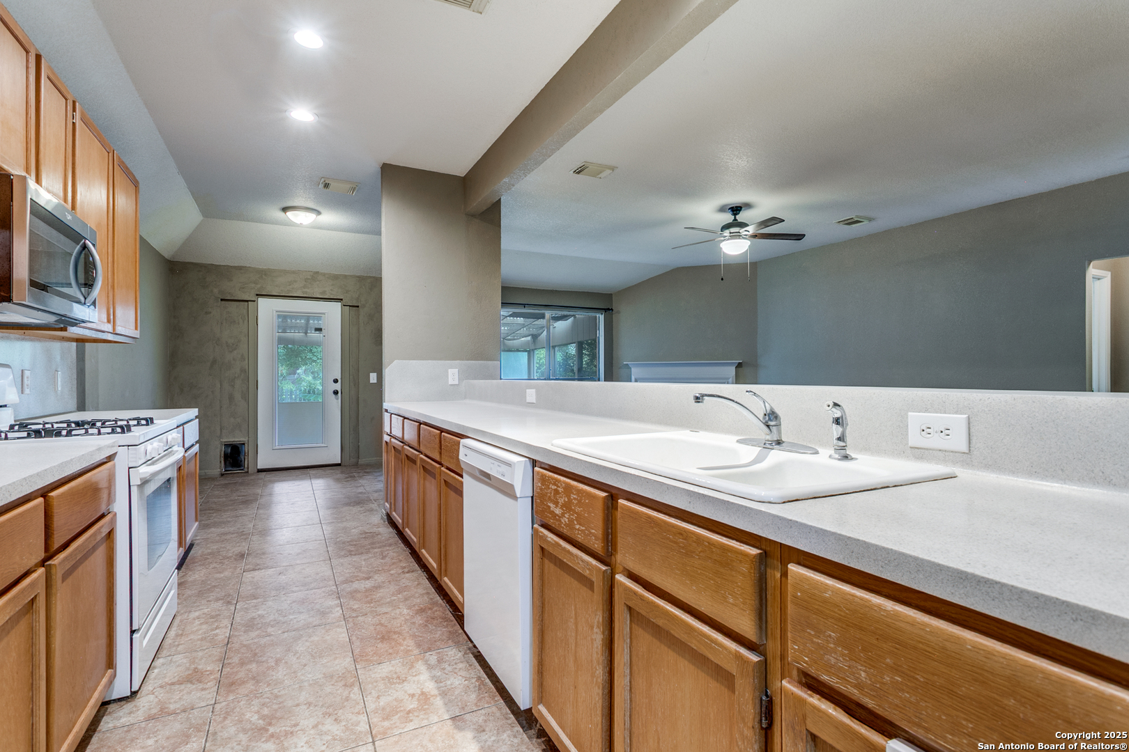 10518 Mustang Ridge Converse, TX 78109 - Photo 4 of 16