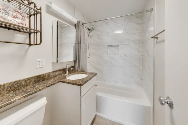 $297,500 | 2501 West Bryn Mawr Avenue, Unit 507, Chicago, IL 60659