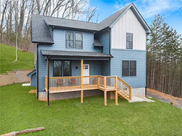 a view of a house with a yard