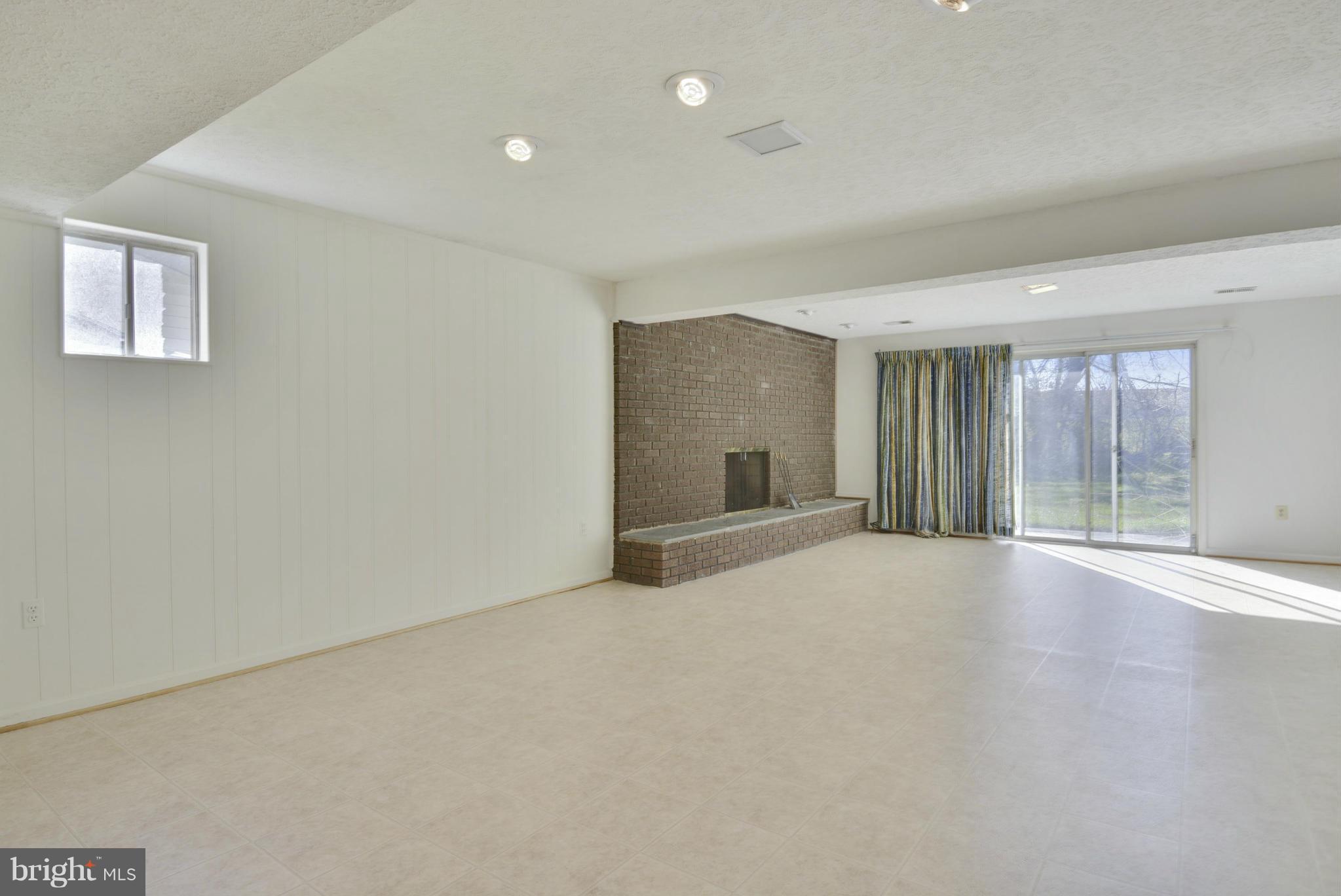 2101 Edgeware Street Silver Spring, MD 20905 - Photo 21 of 27 Family Room