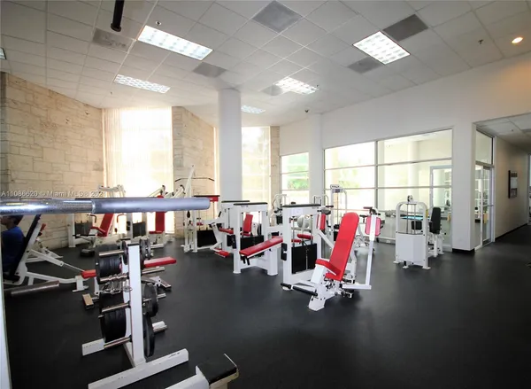 $4,500 | 5151 Collins Avenue, Unit 1030, Miami Beach, FL 33140