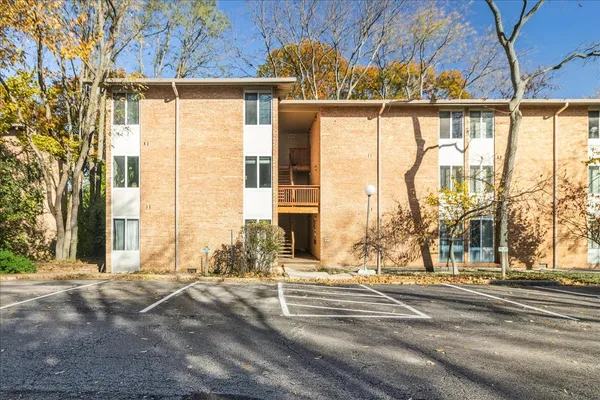 $230,000 | 5817 Oakwood Drive, Unit E, Lisle, IL 60532