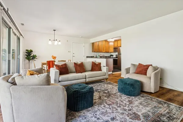 $230,000 | 5817 Oakwood Drive, Unit E, Lisle, IL 60532