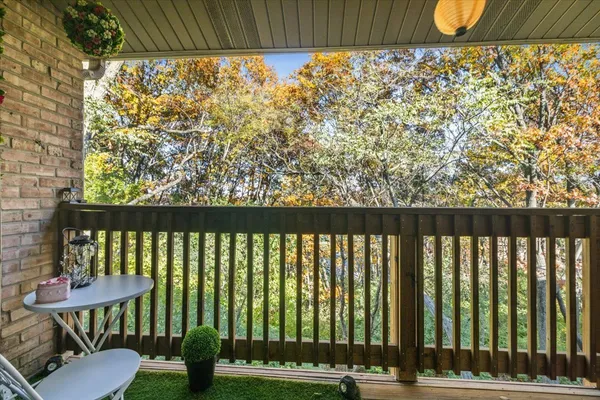 $230,000 | 5817 Oakwood Drive, Unit E, Lisle, IL 60532