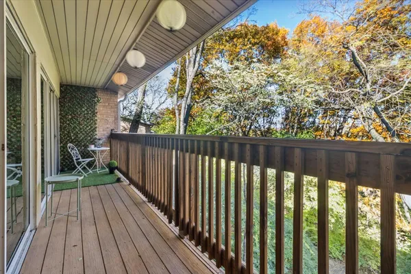 $230,000 | 5817 Oakwood Drive, Unit E, Lisle, IL 60532