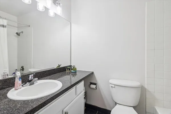$230,000 | 5817 Oakwood Drive, Unit E, Lisle, IL 60532