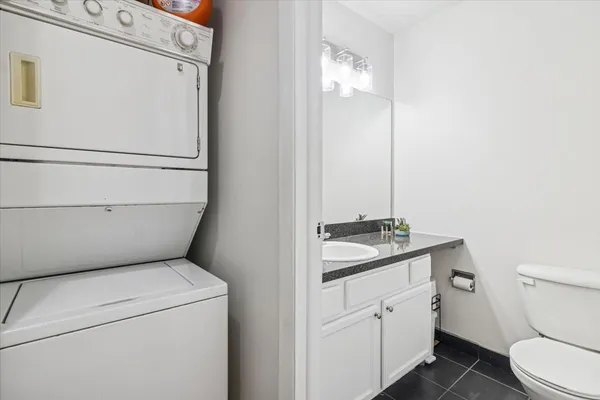 $230,000 | 5817 Oakwood Drive, Unit E, Lisle, IL 60532