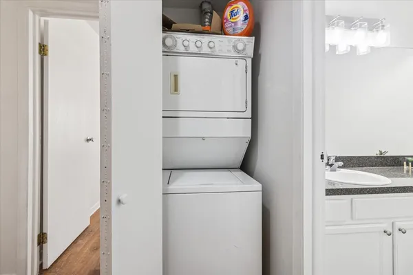 $230,000 | 5817 Oakwood Drive, Unit E, Lisle, IL 60532
