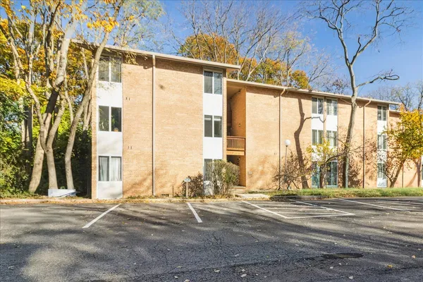 $230,000 | 5817 Oakwood Drive, Unit E, Lisle, IL 60532
