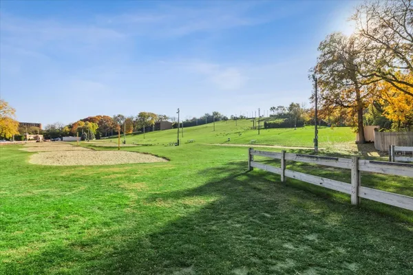 $230,000 | 5817 Oakwood Drive, Unit E, Lisle, IL 60532