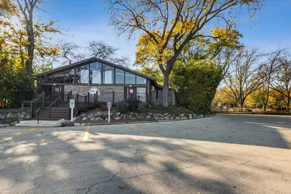 $230,000 | 5817 Oakwood Drive, Unit E, Lisle, IL 60532